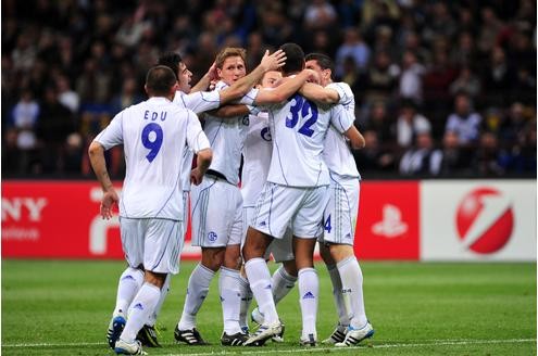 ... den Kopfball von Kyriakos Papadopoulos noch pariert hatte. Hin und wieder zu langsam, nach dem Wechsel aber wesentlich stabiler. Note: 2