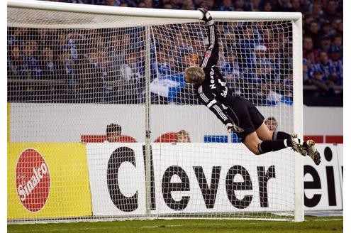 Manuel Neuer ist auf Grund seiner natürlichen Art der Schalker Fan-Liebling. Durch seine konstant starken Leistungen begehrt ihn aber auch die Konkurrenz.