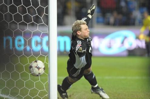 Manuel Neuer ist auf Grund seiner natürlichen Art der Schalker Fan-Liebling. Durch seine konstant starken Leistungen begehrt ihn aber auch die Konkurrenz.