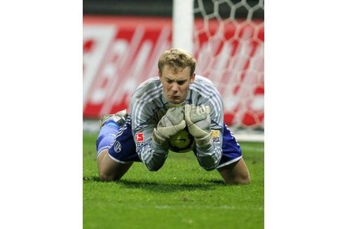 Manuel Neuer ist auf Grund seiner natürlichen Art der Schalker Fan-Liebling. Durch seine konstant starken Leistungen begehrt ihn aber auch die Konkurrenz.