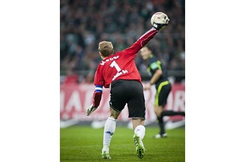 Manuel Neuer ist auf Grund seiner natürlichen Art der Schalker Fan-Liebling. Durch seine konstant starken Leistungen begehrt ihn aber auch die Konkurrenz.