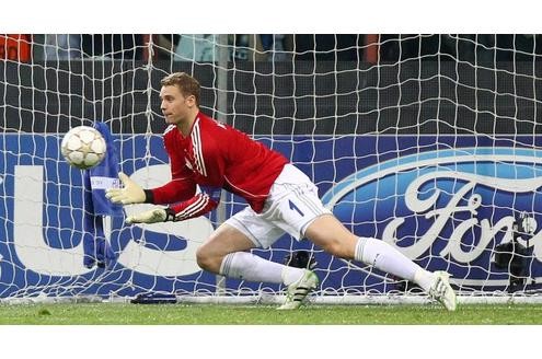 Manuel Neuer ist auf Grund seiner natürlichen Art der Schalker Fan-Liebling. Durch seine konstant starken Leistungen begehrt ihn aber auch die Konkurrenz.