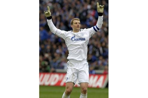 Manuel Neuer ist auf Grund seiner natürlichen Art der Schalker Fan-Liebling. Durch seine konstant starken Leistungen begehrt ihn aber auch die Konkurrenz.