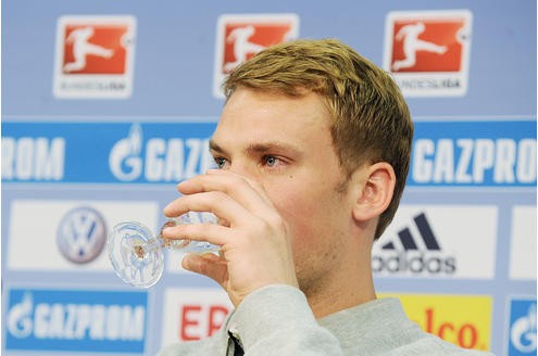 Manuel Neuer ist auf Grund seiner natürlichen Art der Schalker Fan-Liebling. Durch seine konstant starken Leistungen begehrt ihn aber auch die Konkurrenz.