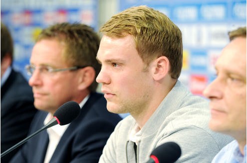 Manuel Neuer ist auf Grund seiner natürlichen Art der Schalker Fan-Liebling. Durch seine konstant starken Leistungen begehrt ihn aber auch die Konkurrenz.