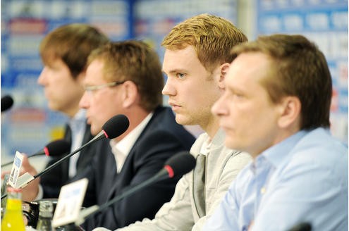 Manuel Neuer ist auf Grund seiner natürlichen Art der Schalker Fan-Liebling. Durch seine konstant starken Leistungen begehrt ihn aber auch die Konkurrenz.