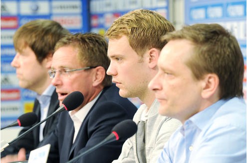 Manuel Neuer ist auf Grund seiner natürlichen Art der Schalker Fan-Liebling. Durch seine konstant starken Leistungen begehrt ihn aber auch die Konkurrenz.