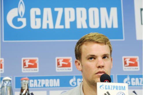 Manuel Neuer ist auf Grund seiner natürlichen Art der Schalker Fan-Liebling. Durch seine konstant starken Leistungen begehrt ihn aber auch die Konkurrenz.