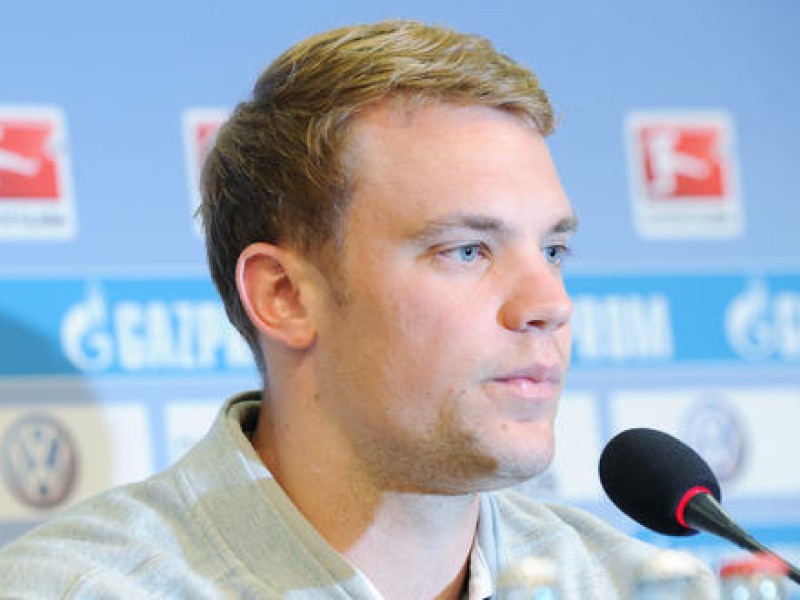 Manuel Neuer ist auf Grund seiner natürlichen Art der Schalker Fan-Liebling. Durch seine konstant starken Leistungen begehrt ihn aber auch die Konkurrenz.