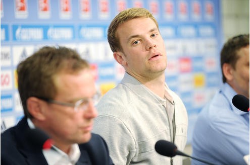 Manuel Neuer ist auf Grund seiner natürlichen Art der Schalker Fan-Liebling. Durch seine konstant starken Leistungen begehrt ihn aber auch die Konkurrenz.