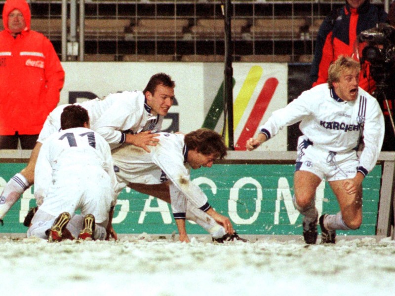 Doch direkt im Anschluss folgte der große Auftritt von Mike Büskens. Er schickte seinen Kapitän direkt zur nachfolgenden Ecke. Thon brachte die Ecke rein. Der Ball wurde aus dem Strafraum geköpft. Da lauerte „Bujo“ und knallte die Pille per Dropkick in den Winkel - Pure Ekstase. Ein wichtiger Auswärtstreffer beim 1:2 in Belgien.