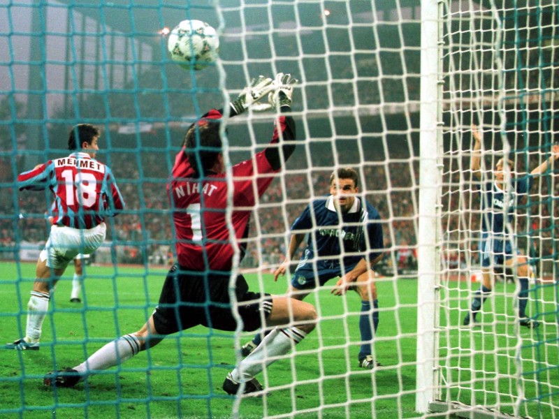 Das goldene Tor erzielte Martin Max hier per Kopf in der 76. Minute. Spektakulärer war das Rückspiel: Nach der 2:0 Pausenführung stand es in der 71. Minute plötzlich 3:2 für Trabzon. Auch hier erlöste Max die Schalker Fans mit dem Ausgleich zum 3:3 Endstand.