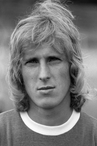 Platz 10: Der Name Herbert Lütkebohmert wird bis heute im Zusammenhang mit dem Schalker Bestechungs-Skandal Anfang der 70er genannt. Der Mittelfeldspieler erhielt damals eine zweijährige Sperre vom Verband, die jedoch nach einem Jahr aufgehoben wurde. Darüberhinaus musste er später 10.000 Euro an die Deutsche Krebshilfe zahlen, da er für einen Meineid verurteilt wurde. Für die Königsblauen bestritt er 312 Spiele, bevor er 1993 einer Knochenkrebserkrankung erlag.