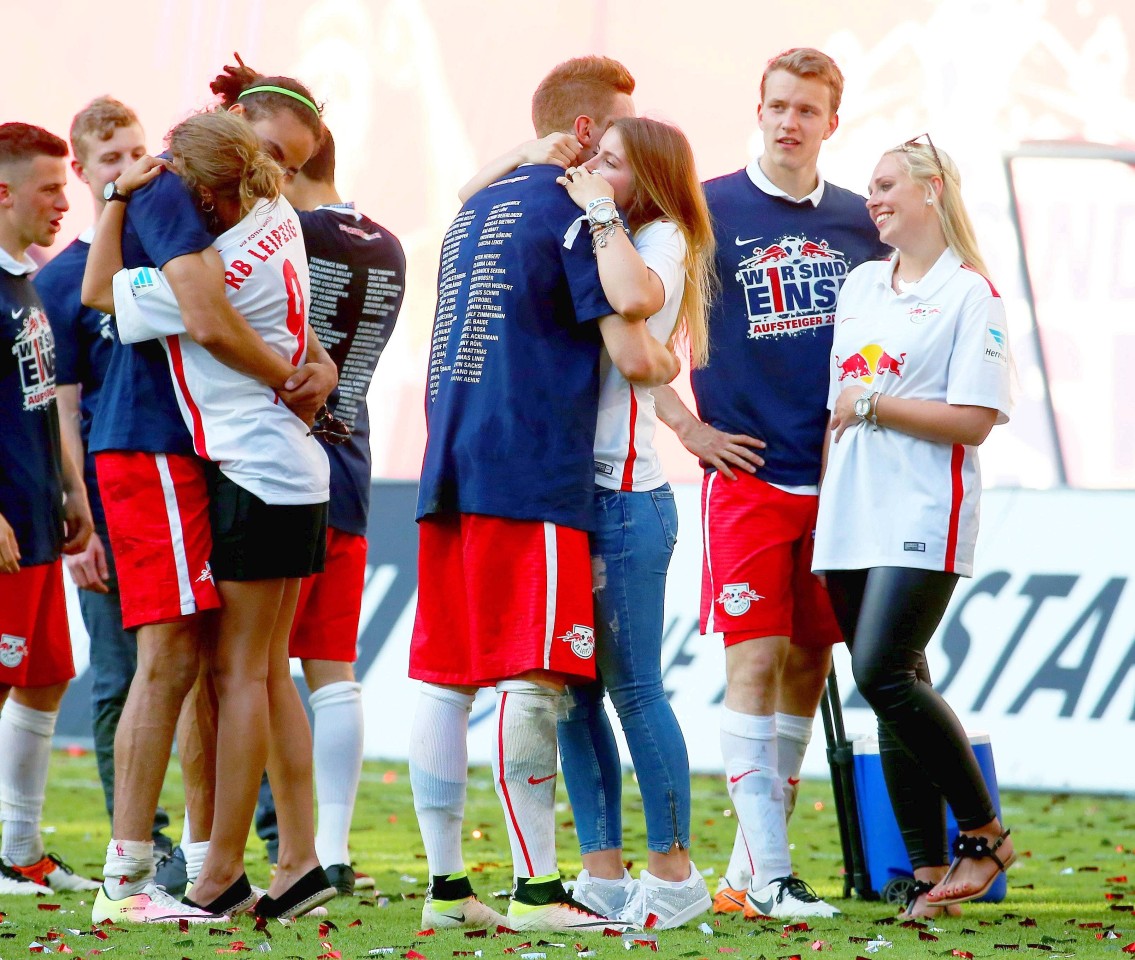 Umarmungen für die Aufsteiger: Lukas Klostermann mit Freundin Laura (rechts).