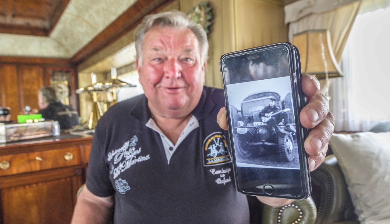 Siegfried Kaiser mit einem Foto von John Lennon, das er von seinen Eltern hat.