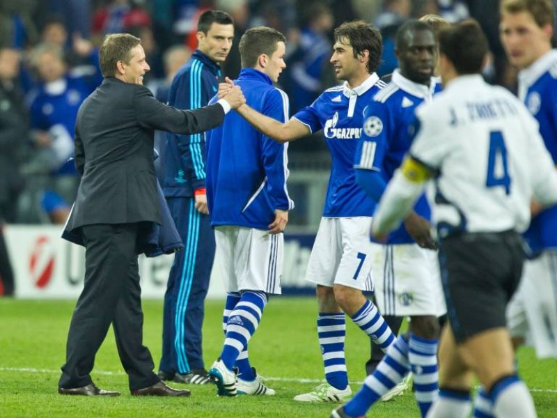 Auf Schalke bekam es Heldt dann mit internationalen Topstars wie Raúl zu tun. Der fügte sich überraschend gut ein in den Revierklub - ganz anders als...