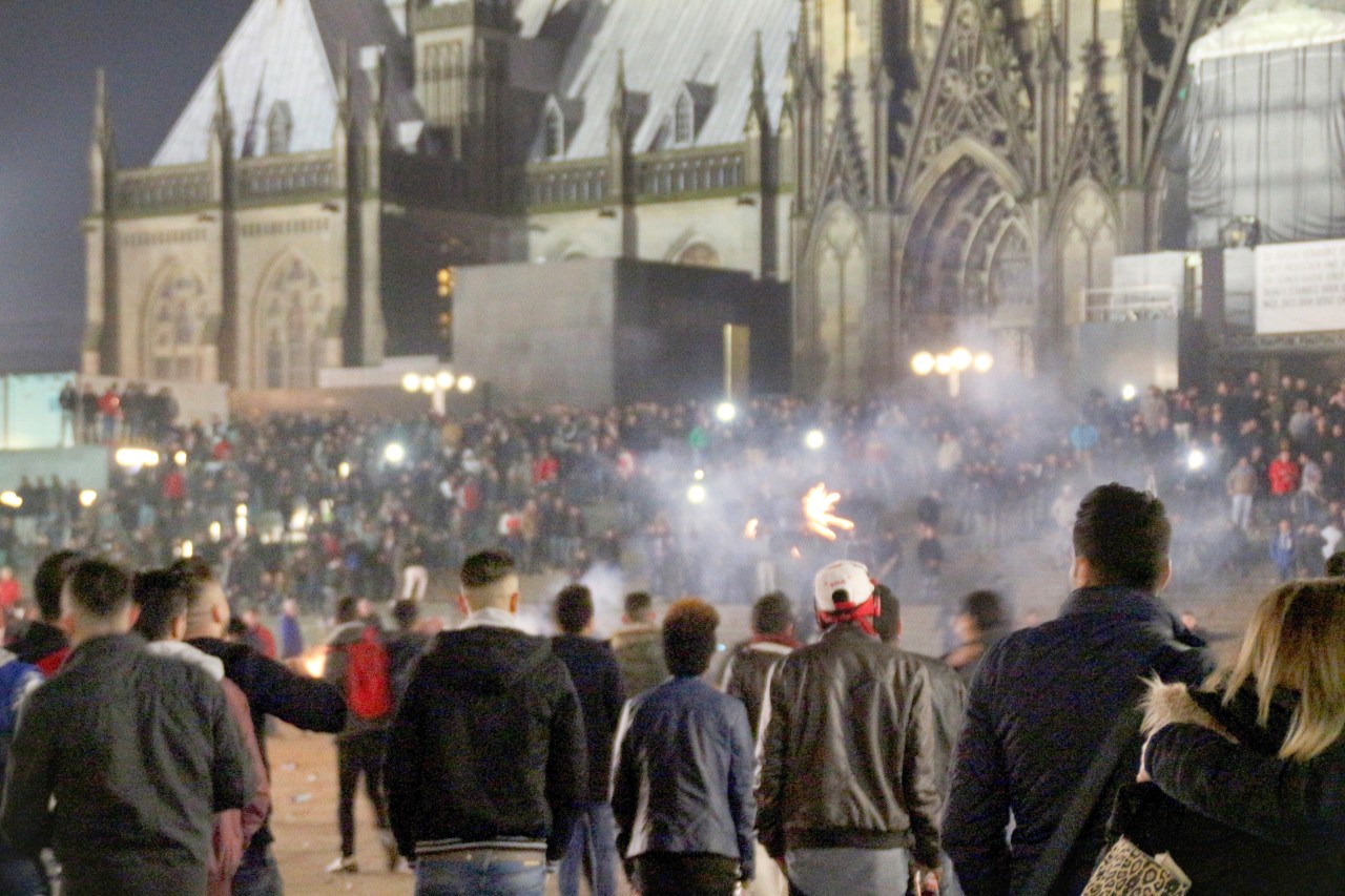 Ein Einsatzbericht der Silvesternacht hatte das Bild einer überforderten Polizei gezeichnet. Nun laufen offenbar Ermittlungen, wie diese Informationen an die Öffentlichkeit gelangt sind. 