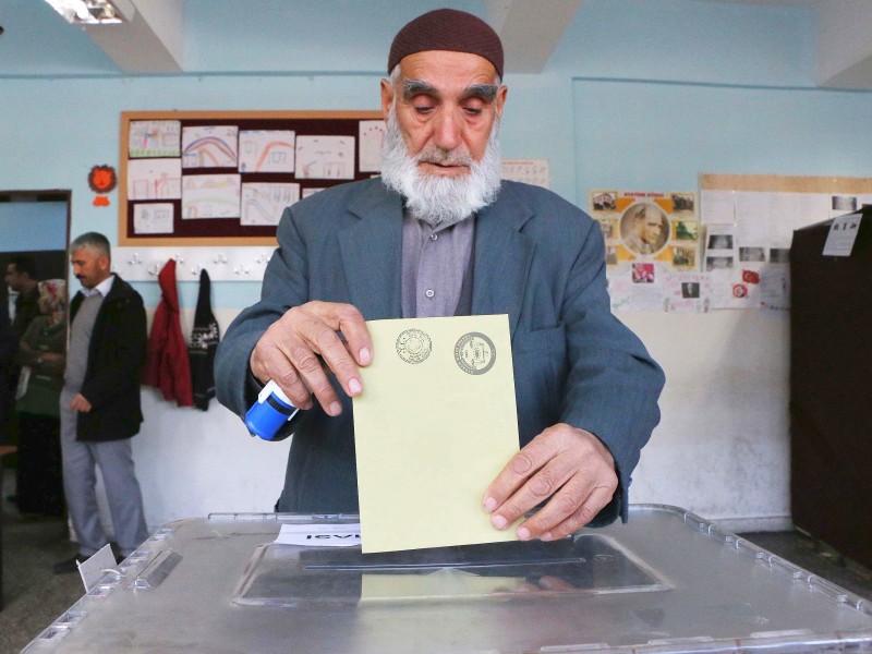 Am Sonntag stand die Türkei vor einer wegweisenden Entscheidung: für oder gegen ein Präsidialsystem, das Präsident Recep Tayyip Erdogan mehr Macht verleiht. Das Volk entschied zugunsten des Staatschefs.