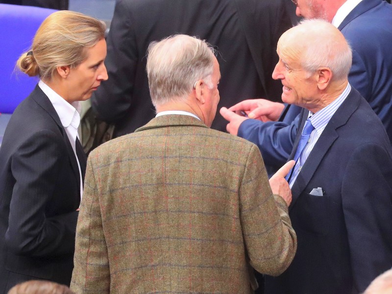 Die AfD-Fraktionsvorsitzenden Alice Weidel (v. li. n. r.) und Alexander Gauland sprechen nach dem dritten Wahlgang mit dem wegen seiner Äußerungen zum Islam umstrittenen Abgeordneten Albrecht Glaser.