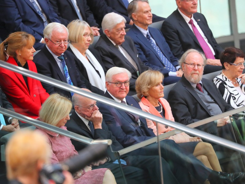 Auf der Besuchertribüne (v. li. n. r.): der frühere Bundestagspräsident Norbert Lammert (CDU), Bundespräsident Frank-Walter Steinmeier (SPD), die Frau des scheidenden Bundesfinanzministers Schäuble, Ingeborg Schäuble, und der frühere Bundestagspräsident Wolfgang Thierse (SPD).