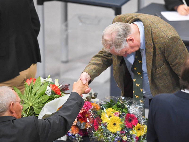 Der AfD-Fraktionsvorsitzende Alexander Gauland (re.) verneigt sich bei seiner Gratulation vor Wolfgang Schäuble.