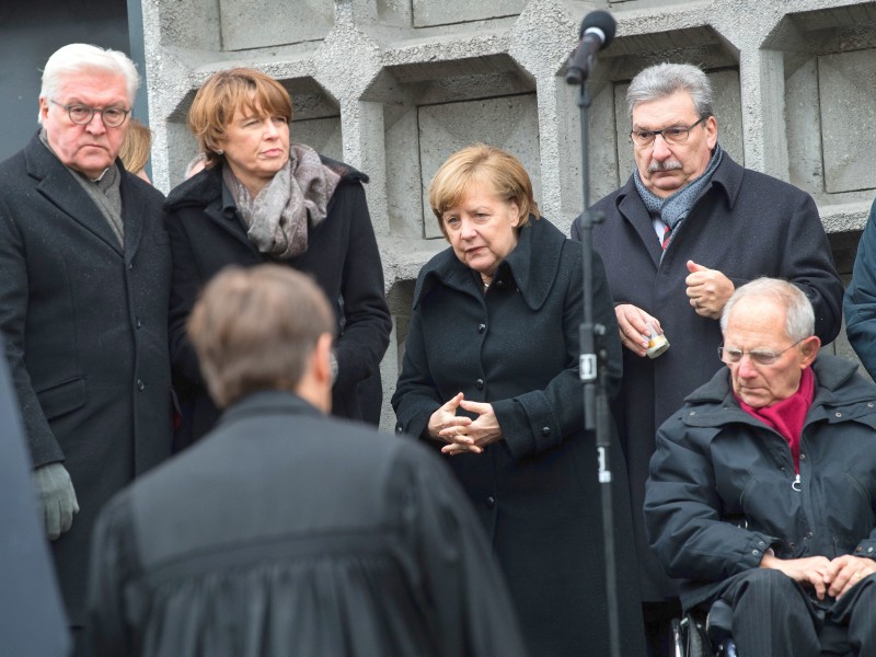 Hochrangige Politiker wie Bundespräsident Frank-Walter Steinmeier und seine Frau Elke Büdenbender, Bundeskanzlerin Angela Merkel (CDU), der Berliner Parlamentspräsident Ralf Wieland (SPD) und Bundestagspräsident Wolfgang Schäuble (CDU, v. l.) nahmen an der Gedenkveranstaltung teil.