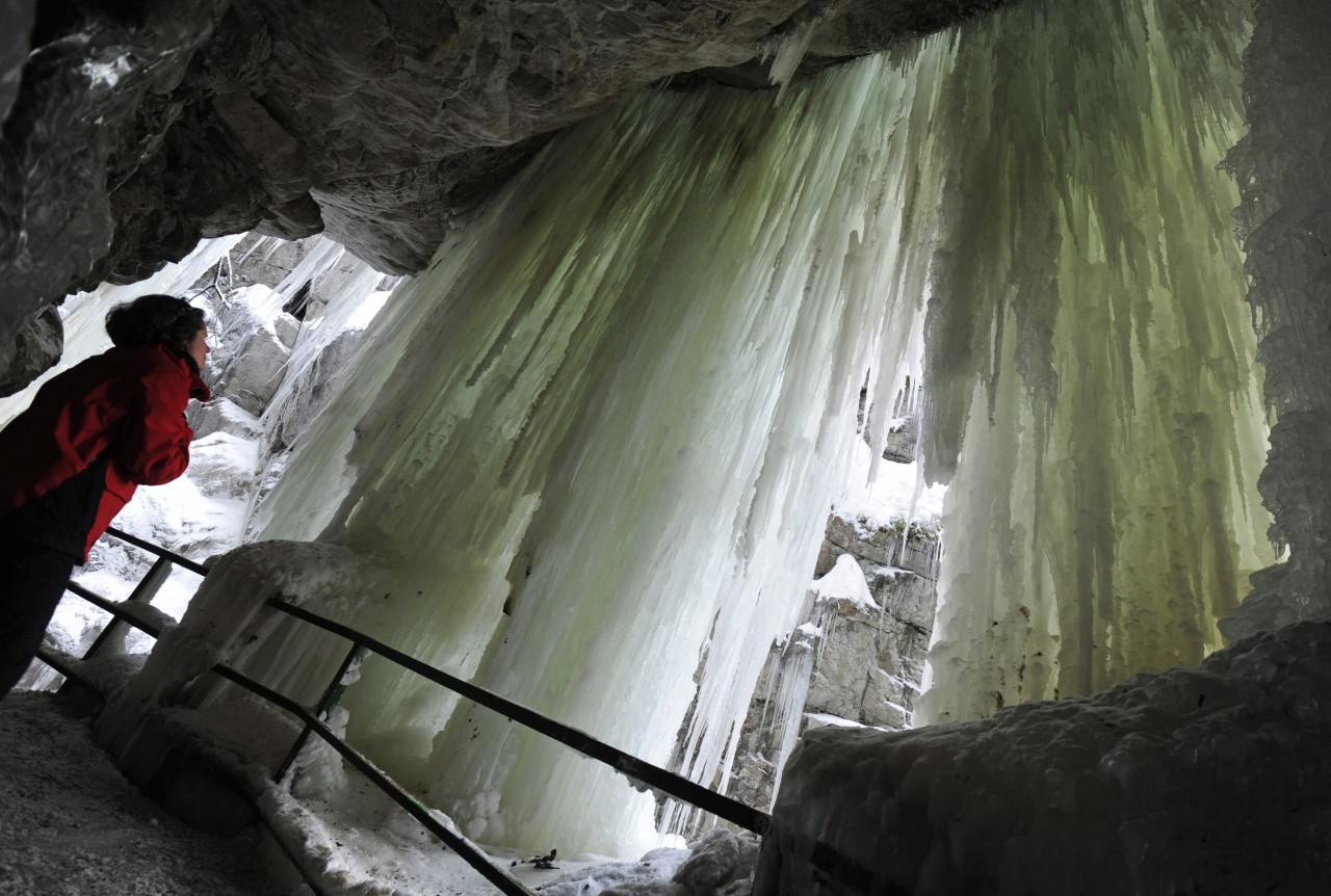  Bizarre Formationen: Wenn das Wasser in der Breitachklamm im Winter gefriert, entsteht ein mächtiger Eisvorhang. 