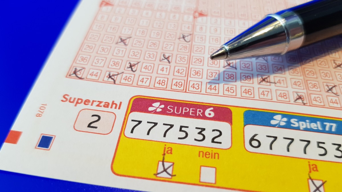 Im Jahr 2019 haben bislang stolze 34 SUPER 6-Teilnehmer Gewinne von 100.000 Euro in NRW erspielt (Stand 20. Juli 2019). Für sie hat sich ein kleines, zusätzliches Kreuzchen richtig gelohnt. Jeweils 100.000 Euro gehören ihnen – und zwar nur deswegen, weil sie auf dem Spielschein bei der SUPER 6 das „Ja“ markiert haben.