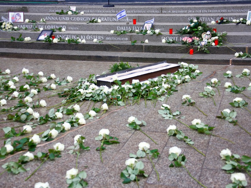 Der Riss im Boden soll die tiefe Wunde symbolisieren, die das Attentat im Leben der Betroffenen hinterließ.