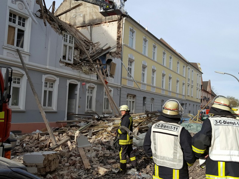 Trümmerteile liegen auf der Straße. Der obere Teil des Hauses wurde weggesprengt.