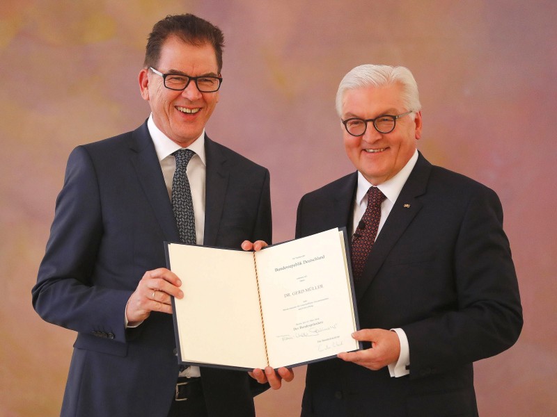 Gerd Müller (CSU) bekam seine Ernennungsurkunde als Bundesminister für wirtschaftliche Zusammenarbeit und Entwicklung ebenfalls von Bundespräsident Frank-Walter Steinmeier. Müller hatte das Amt auch schon im vorhergehenden Merkel-Kabinett inne. 