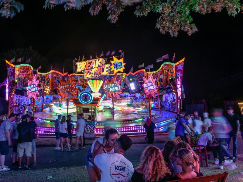 Auch die Kirmes darf beim Ruhrorter Hafenfest nicht fehlen.