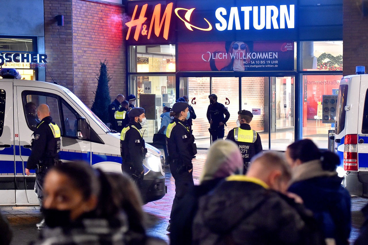 Zahlreiche Kräfte der Polizei sind vor Ort am 19.12.2021 bei einem großen Polizeieinsatz wegen Bombenverdachts in der Stadtgalerie an der Hammerstraße in Witten. 