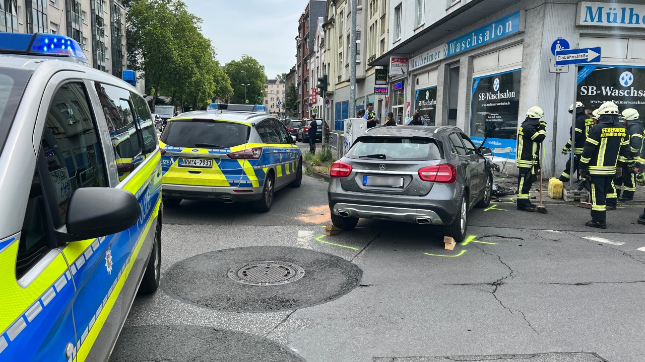 In Mülheim ist ein älterer Herr mit seinem Wagen vor einen Waschsalon gekracht. 