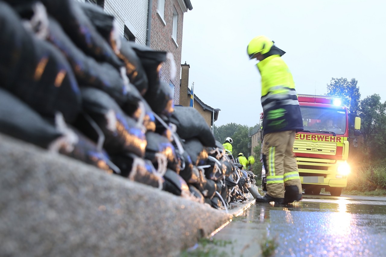 Mindestens vier Feuerwehrleute sind bei den Einsätzen in NRW gestorben. (Archivbild)