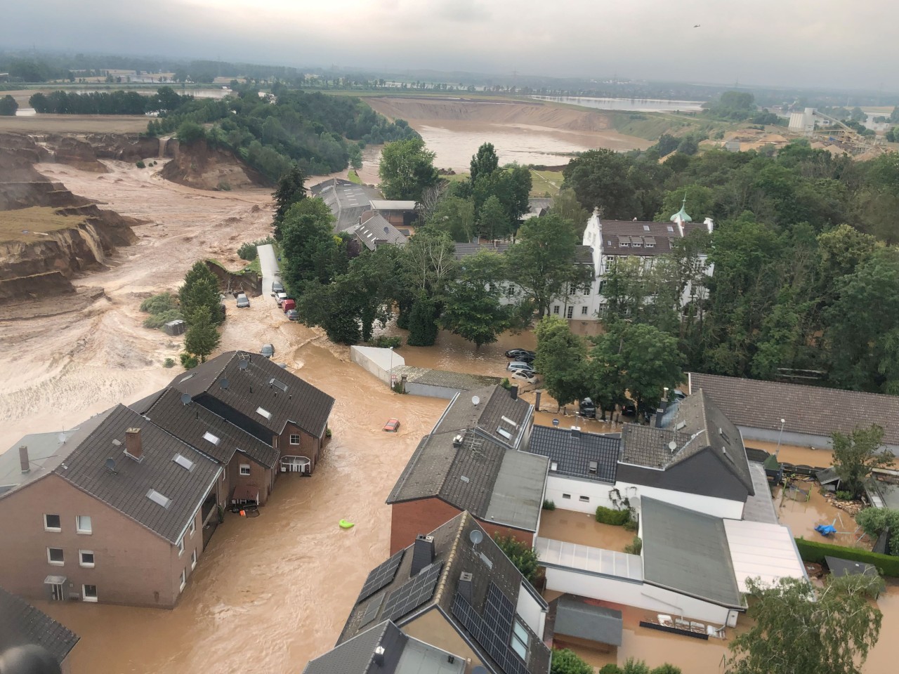 Land unter in Erftstadt-Blessem. 