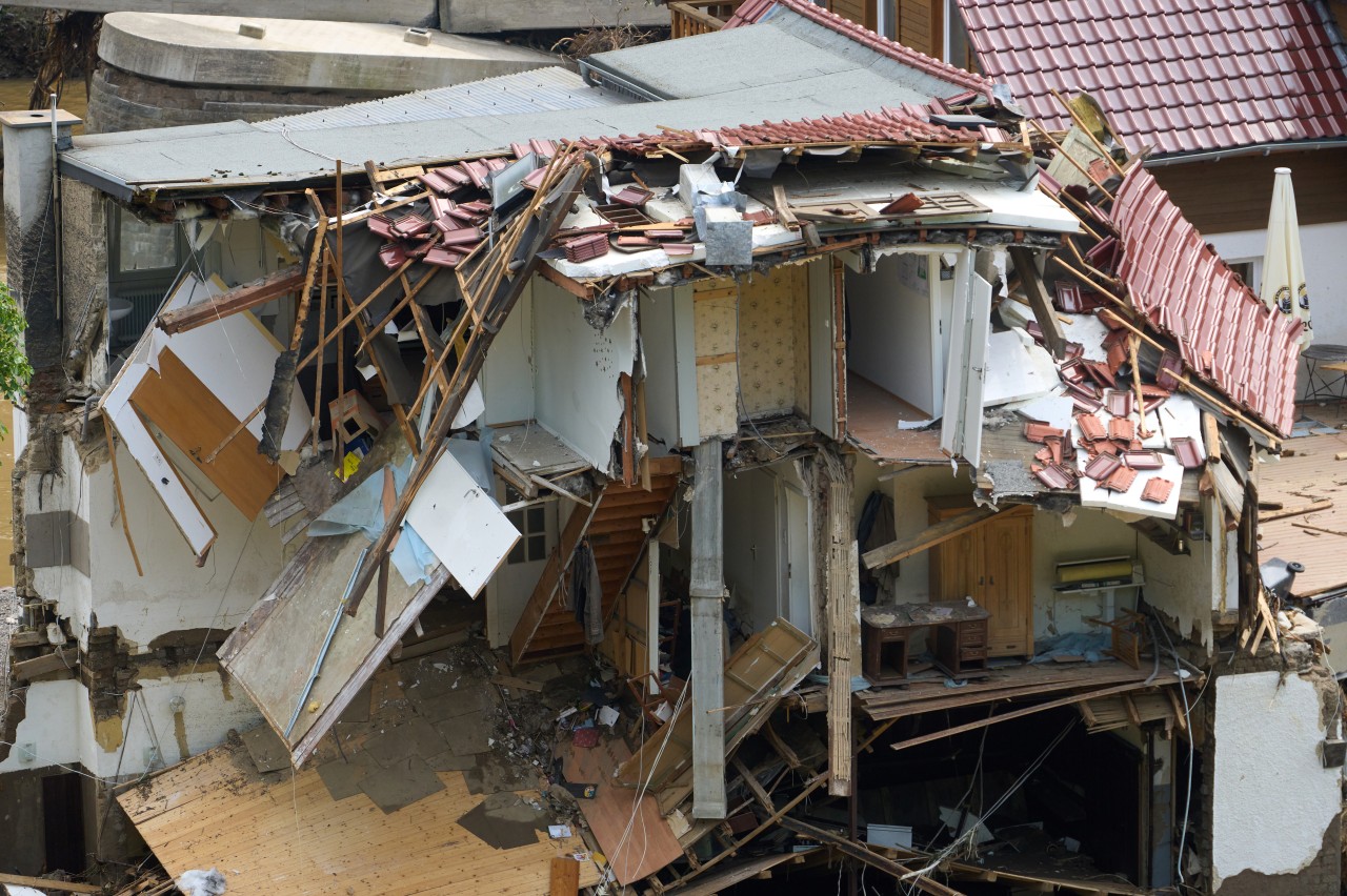 Häuser im Ahrtal im Ortsteil Walporzheim sind zerstört. In den vom Unwetter betroffenen Gebieten beginnen die Aufräumungsarbeiten. 
