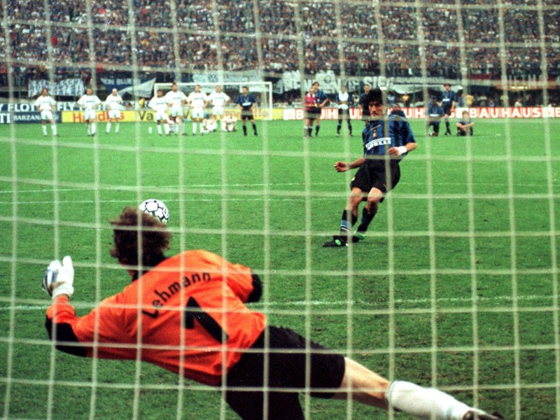 Doch im späteren Elmterschießen verballerte Zamorano hier gegen Jens Lehmann den ersten Inter-Elfer. Der Schalker Keeper verwirrte anschließend noch Aron Winter mit dem Hinweis: „I keep standing in the middle.“ Winter schoss meterweit daneben.