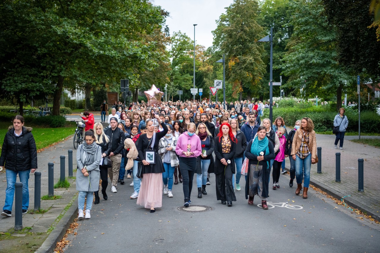 400 Menschen aus Hamm sind bei dem Trauermarsch für Hannah dabei.