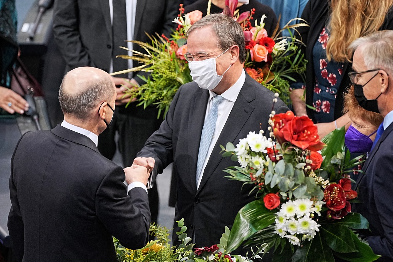 Armin Laschet gratuliert Olaf Scholz herzlich im Bundestag. 