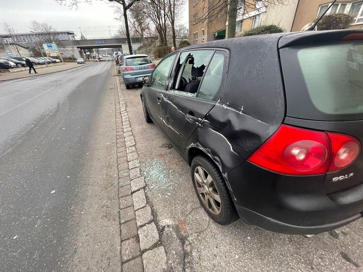 Ein Mann aus Dortmund will in seinen Wagen einsteigen, doch was er auf dem Parkplatz vorfindet, verschlägt ihm den Atem. (Symbolbild)