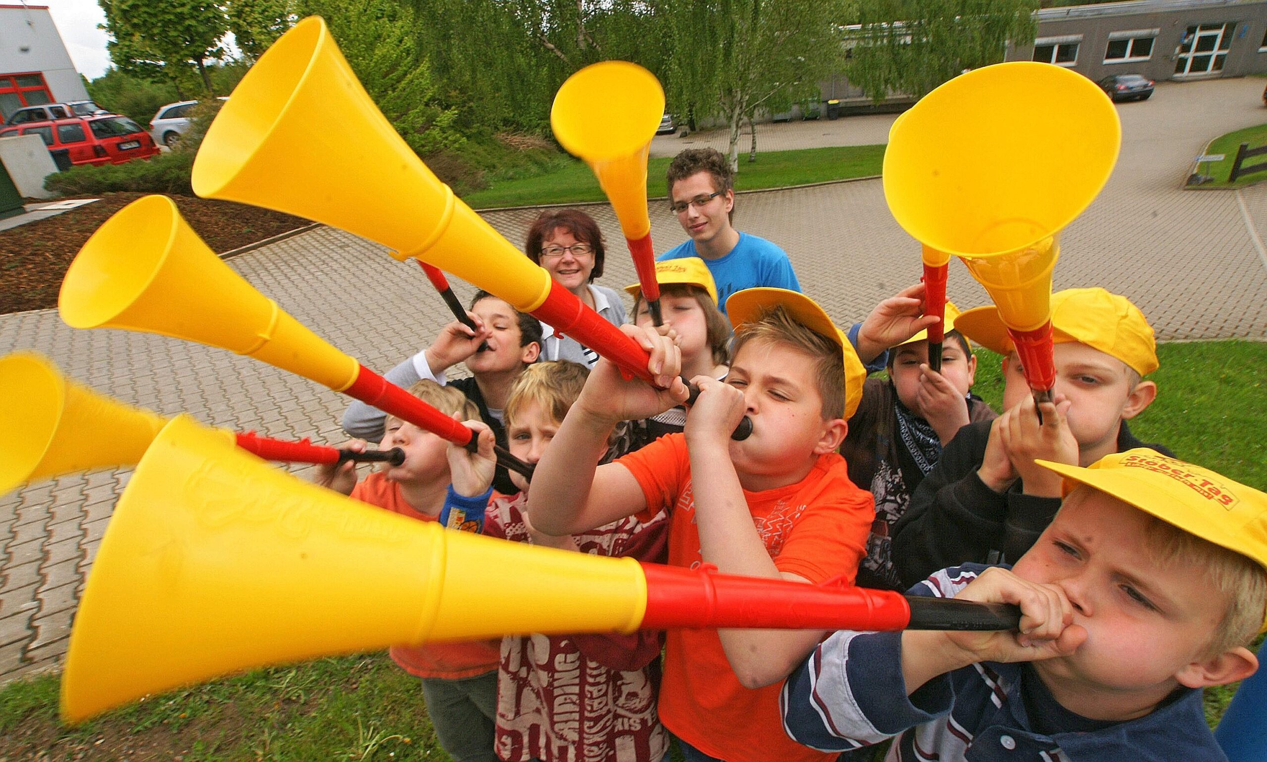 Auch die einheimischen fans, vor allem die jungen, lieben diesen Krach.