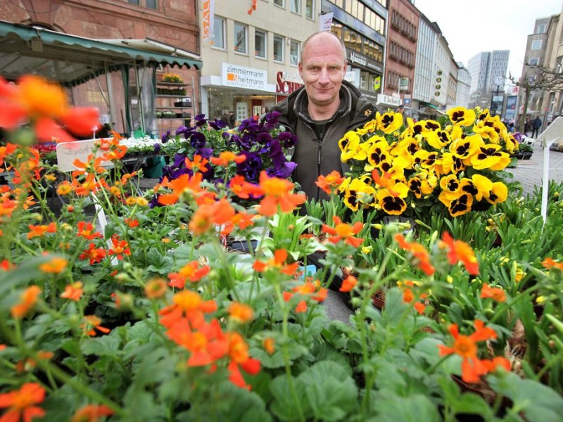 Bis Mitte Mai kann es noch Bodenfrost geben. Wer trotzdem schon Sommerpflanzen im Garten haben will, für den hat Wochenmarktbeschickerin Mechthild Wember den folgenden Tipp.