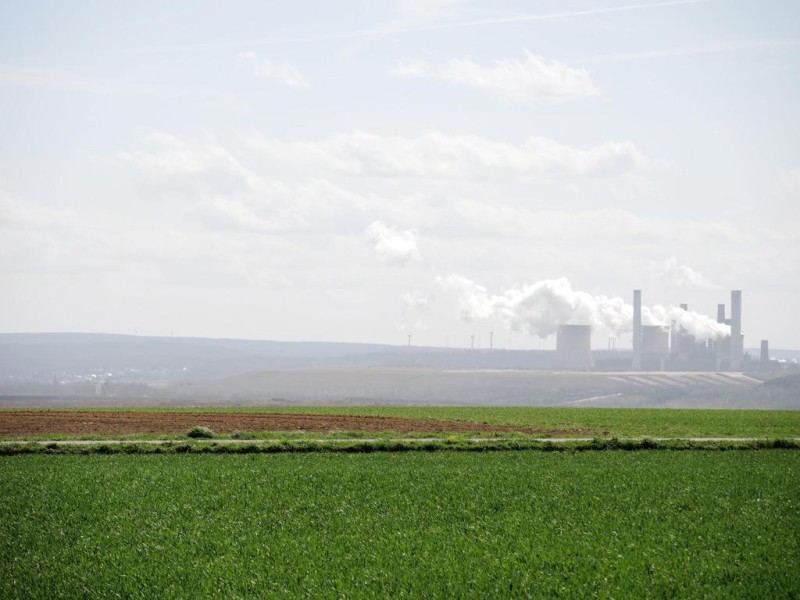 Deutschland ist ein Land zwischen Natur und Industrie - wie hier in der Nähe von Jülich.