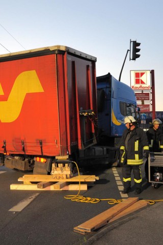 Die Feuerwehr, zum Teil auch Kräfte aus Dortmund, mussten das Gewicht des verkeilten Aufliegers unkonventionell mit Holzklötzen stützen. 