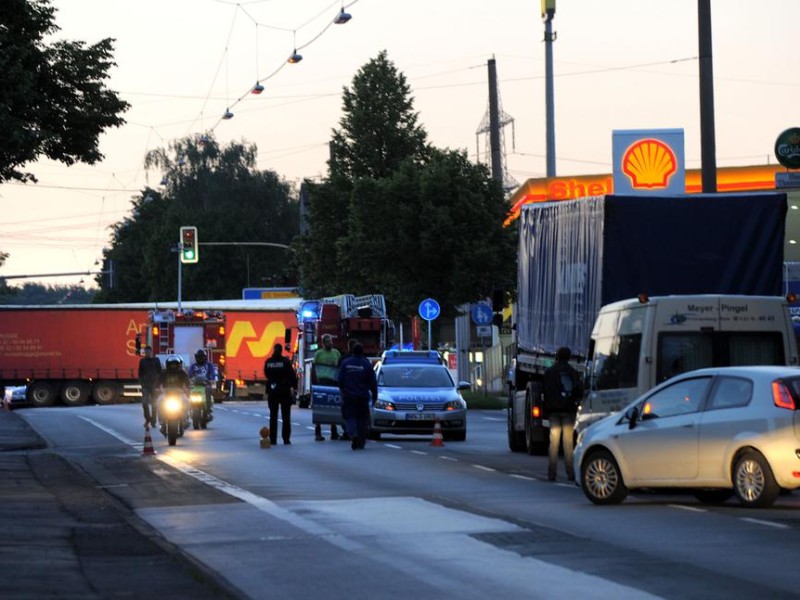 Auf der Hörder Straße war kein Durchkommen mehr: Der Sattelschlepper blockierte beide Fahrbahnen. 