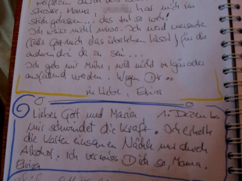 In einsamen Stunden versuchte sie ihren Schmerz im Alkohol zu ertränken.