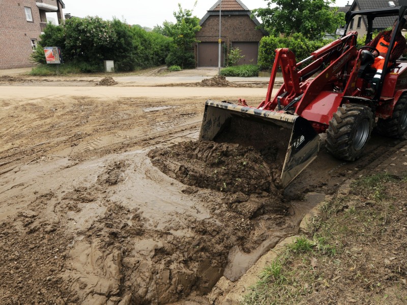 Sonsbeck: Parkstraße, Ecke Balberger Straße am Montag nach dem Unwetter am Abend zuvor. Nach dem Unwetter sind die Straßen und Bürgersteige von Schlamm bedeckt. Betriebshof und Straßen.NRW säubern die Straßen und Gehwege.  Foto: Volker Herold / WAZ FotoPool