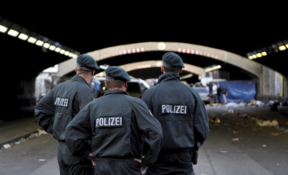 Polizisten stehen im Tunnel am Tag der Katastrophe., Der Platz der Katastrophe., Eine junge Frau trauert im Tunnel nach der Katastrophe.