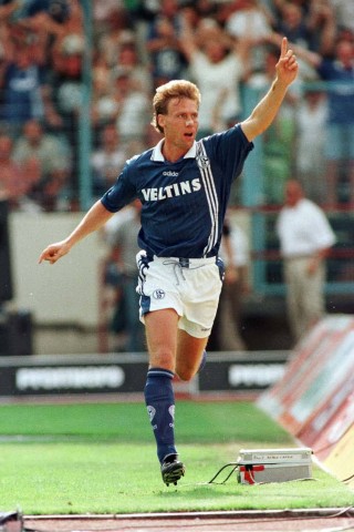 Platz 5: Wer denkt, dass Ingo Anderbrügge nach 11 Jahren und 352 Spielen beim S04 genug vom Sport hatte, der irrt gewaltig. Nach einem kurzem Intermezzo bei den Sportfreunden Siegen wechselte der Mittelfeldspieler die Sportart. Auf der Position des Kickers ließ er im American-Football-Team Rhine-Fire (Düsseldorf) seine Karriere ausklingen.